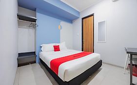 RedDoorz Plus near Radio Dalam 3